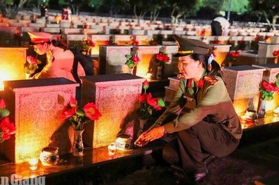 Thắp nến tri ân hơn 9.235 liệt sĩ tại Nghĩa trang liệt sĩ Dốc Bà Đắc