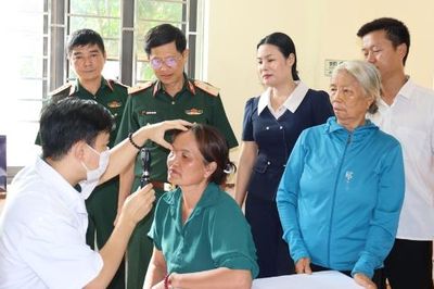 Bắc Ninh: Học viện Quân y khám bệnh và tặng quà gia đình chính sách tại xã Nam Dương