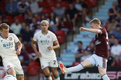 Aston Villa đè bẹp Walsall 5-0: Brian Madjo lập cú đúp trong màn thị uy sức mạnh