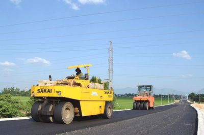 Thảm nhựa đường dẫn phía bắc cầu An Bình