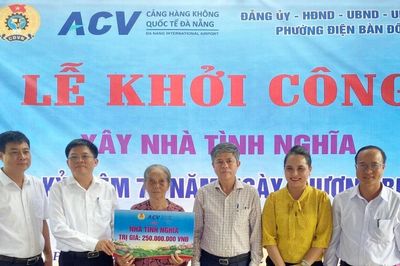 Cảng Hàng không quốc tế Đà Nẵng hỗ trợ 250 triệu đồng xây nhà tình nghĩa cho thân nhân liệt sĩ
