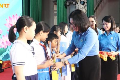 Tuyên dương, trao học bổng cho 437 con công nhân, viên chức, lao động