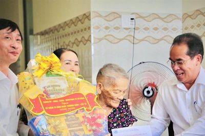 Phó Chủ tịch UBND thành phố Trần Anh Tuấn thăm, tặng quà gia đình người có công tại xã Tam Xuân và Tam Anh