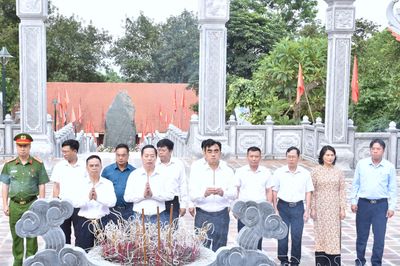 Đoàn công tác tỉnh Lai Châu dâng hương tri ân các anh hùng liệt sĩ tại Điện Biên