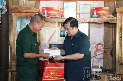 Trưởng ban Tuyên giáo và Dân vận Tỉnh ủy Vừ A Bằng thăm, tặng quà gia đình chính sách phường Mường Lay