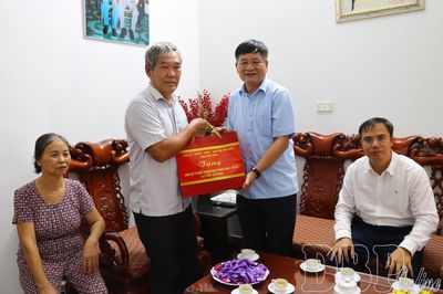 Phó Bí thư Thường trực Tỉnh ủy Lê Thành Đô thăm, tặng quà gia đình chính sách tại phường Điện Biên Phủ