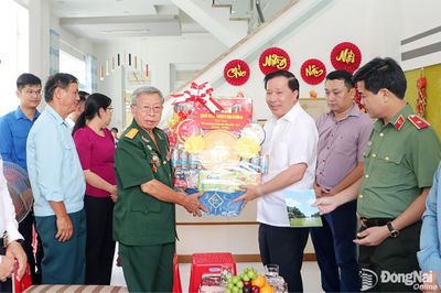 Chủ tịch UBND thành phố Nguyễn Văn Út thăm, tặng quà người có công với cách mạng