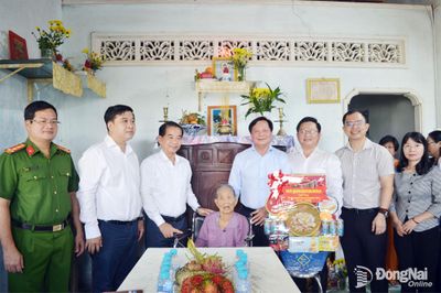 Đoàn công tác của Thành ủy, HĐND, UBND, Ủy ban MTTQ Việt Nam thành phố thăm, tặng quà người có công và thân nhân người có công với cách mạng