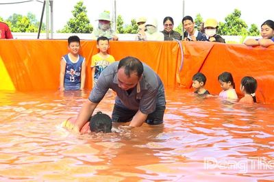 Tân Thạnh: Mở 10 lớp bơi an toàn, phòng chống đuối nước trẻ em năm 2026