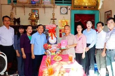 Đồng chí Phan Văn Thắng thăm, tặng quà gia đình thương binh Nguyễn Văn Hoàng