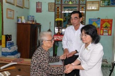 Đồng chí Phạm Thị Mai Tiên thăm, tặng quà gia đình chính sách tại xã Chợ Gạo