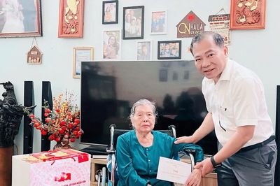 Bí thư Đảng ủy phường Diên Hồng thăm, tặng quà người có công với cách mạng