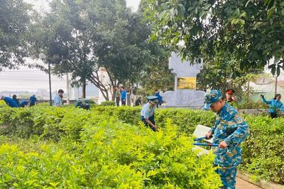 Ra quân dọn vệ sinh khuôn viên Bia tưởng niệm các chiến sĩ cách mạng hy sinh tại Trại giam tù binh Pleiku