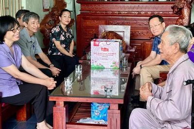 Phó Chủ tịch UBND tỉnh Nguyễn Thị Thanh Lịch thăm, tặng quà các gia đình chính sách