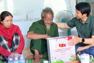 Phó Bí thư Tỉnh ủy Nguyễn Ngọc Lương thăm, tặng quà các thương binh, bệnh binh