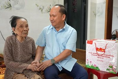 Phó Bí thư Thường trực Tỉnh ủy Rah Lan Chung tri ân liệt sĩ và thăm, tặng quà các gia đình chính sách