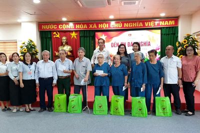 Tặng quà cho đối tượng chính sách tại Trung tâm Chăm sóc và Điều dưỡng người có công tỉnh Gia Lai