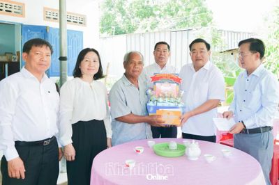 Phó Chủ tịch UBND tỉnh Trịnh Minh Hoàng thăm, tặng quà người có công với cách mạng tại xã Mỹ Sơn