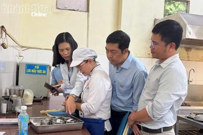 Kiểm tra đột xuất công tác bảo đảm an toàn thực phẩm tại bếp ăn tập thể của các doanh nghiệp