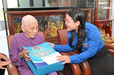 Tỉnh đoàn thăm, tặng quà các Mẹ Việt Nam Anh hùng, Anh hùng Lực lượng vũ trang nhân dân