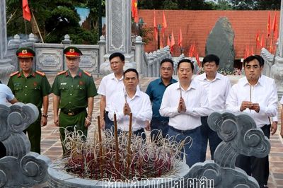 Đoàn công tác của tỉnh Lai Châu dâng hoa, dâng hương tưởng niệm Chủ tịch Hồ Chí Minh và các Anh hùng liệt sĩ tại tỉnh Điện Biên
