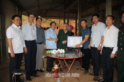 Đồng chí Tống Thanh Hải - Phó Chủ tịch Thường trực UBND tỉnh thăm hỏi, tặng quà gia đình người có công tại 2 xã: Nậm Cuổi, Nậm Tăm