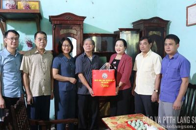 Đồng chí Trưởng Ban Tổ chức Tỉnh ủy thăm, tặng quà gia đình chính sách, người có công tại xã Khánh Khê
