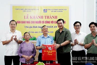 Đồng chí Chủ tịch UBND tỉnh thăm, tặng quà gia đình thương bình, liệt sĩ tại phường Kỳ Lừa