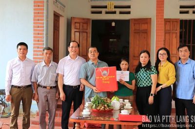Đồng chí Phó Chủ tịch Thường trực HĐND tỉnh thăm, tặng quà gia đình chính sách, người có công tại xã Tuấn Sơn