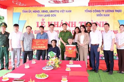 Đồng chí Phó Bí thư Tỉnh ủy thăm, tặng quà các gia đình chính sách, người có công trên địa bàn xã Khuất Xá