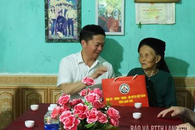 Đồng chí Phó Chủ tịch Thường trực UBND tỉnh thăm, tặng quà gia đình chính sách tại xã Bằng Mạc