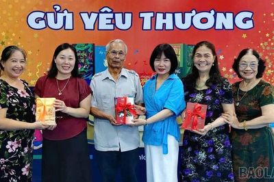 Gần 200 đầu sách của văn nghệ sĩ được trao tặng Thư viện Lào Cai