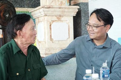Phó Bí thư Thường trực Tỉnh ủy Lâm Đồng Đặng Hồng Sỹ thăm, tặng quà các gia đình chính sách