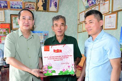 Đồng chí Phó Bí thư Tỉnh ủy, Trưởng Đoàn đại biểu Quốc hội tỉnh Mai Văn Tuất thăm, tặng quà người có công tại xã Yên Từ