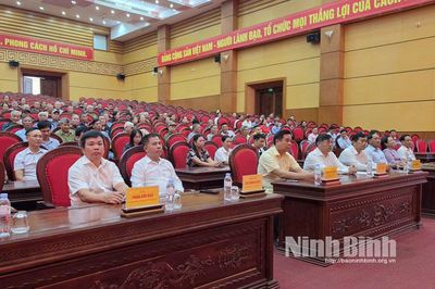 Các địa phương, doanh nghiệp thăm, tặng quà các gia đình chính sách, người có công ở xã Yên Khánh và Trung tâm Điều dưỡng thương binh Kim Bảng