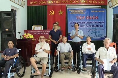 Tập huấn lắp ráp, trao xe lăn cho người khuyết tật