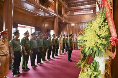 Đoàn công tác Công an tỉnh dâng hương tri ân các anh hùng liệt sĩ