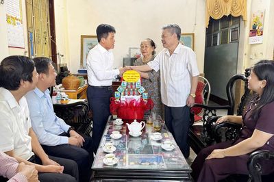 Đồng chí Lê Văn Bảo, Phó Chủ tịch UBND tỉnh thăm, tặng quà gia đình người có công