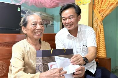 Đồng chí Chủ tịch Ủy ban MTTQ Việt Nam tỉnh thăm, tặng quà gia đình chính sách