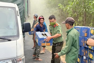 Kịp thời hỗ trợ đưa 20 tấn sầu riêng ra khỏi ô tô tải bốc cháy trên đường Hồ Chí Minh