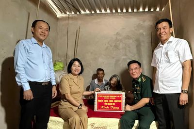 Đồng chí Chủ nhiệm UBKT Tỉnh ủy thăm, tặng quà gia đình chính sách và người có công