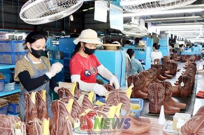 Xí nghiệp giày Phù Yên 16 năm 'bén duyên' Mường Tấc