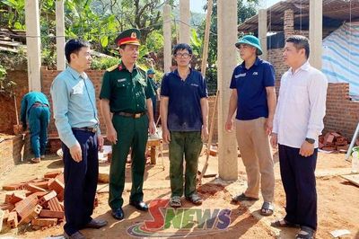 Kiểm tra tiến độ xây dựng, sửa chữa nhà ở cho con đẻ người hoạt động cách mạng bị nhiễm chất độc hóa học tại xã Bó Sinh
