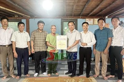 Đồng chí Phó Chủ tịch Thường trực UBND tỉnh tặng quà gia đình người có công xã Phù Yên