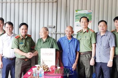Đồng chí Giám đốc Công an tỉnh thăm, tặng quà các gia đình thương binh, liệt sĩ