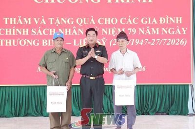 Chỉ huy trưởng Bộ CHQS tỉnh thăm, tặng quà các gia đình chính sách tại xã Sốp Cộp, Mường Lạn