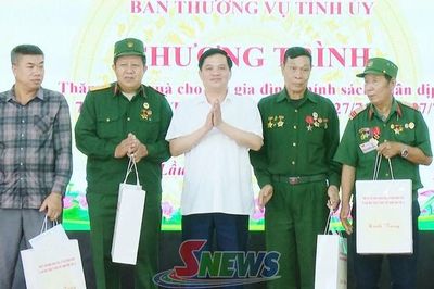 Phó Chủ tịch Thường trực Ủy ban MTTQ Việt Nam tỉnh tặng quà gia đình chính sách