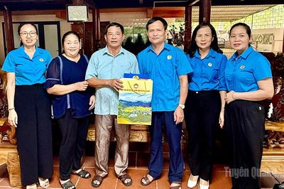 Liên đoàn Lao động tỉnh tặng quà gia đình chính sách phường Minh Xuân