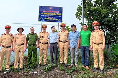 Trao tặng công trình đèn năng lượng mặt trời cho thôn Thăm Noong
