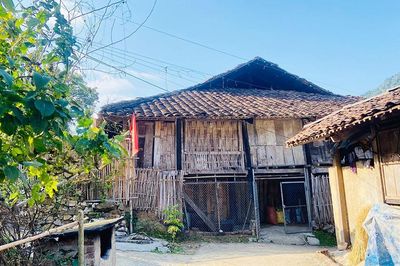 Mái ngói âm dương của người Tày